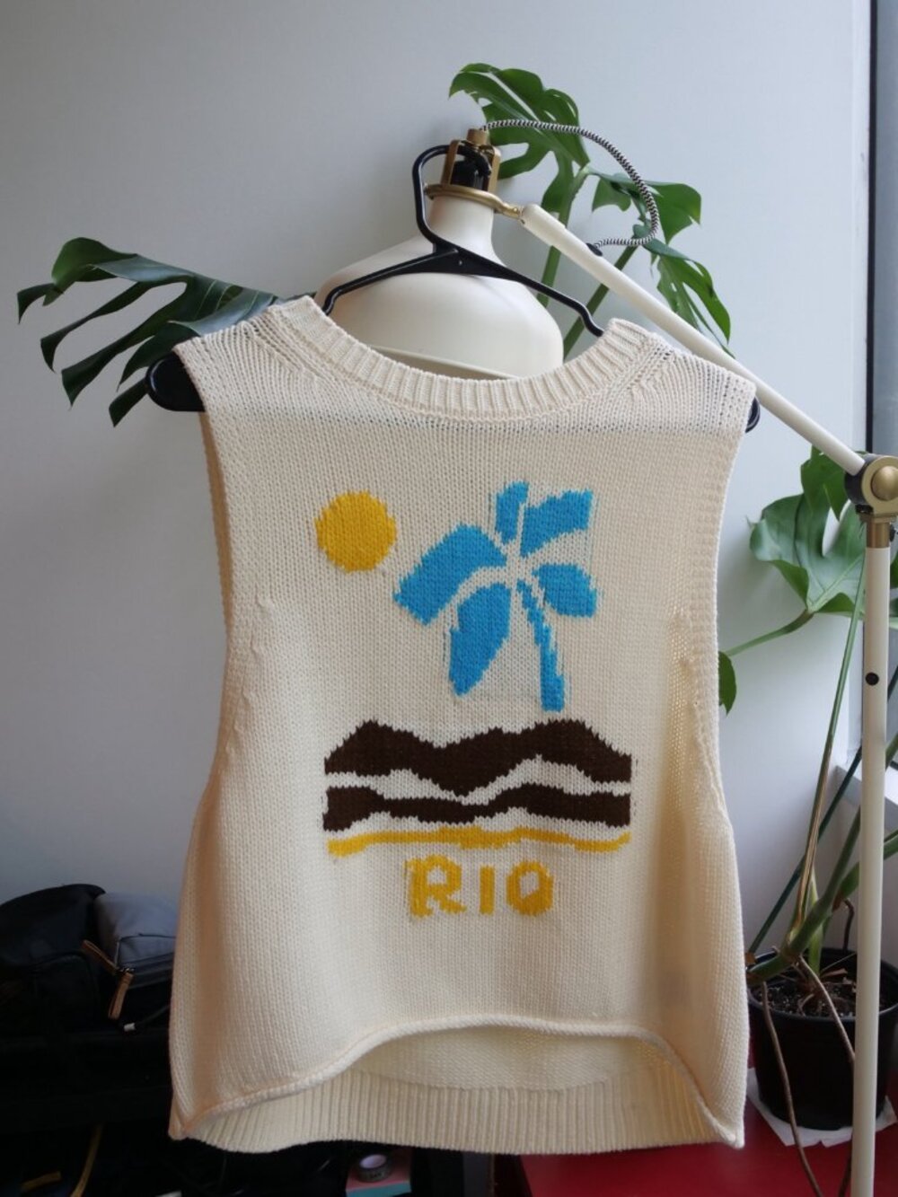 Cream RIO Graphic Knit Sweater Vest - Size M